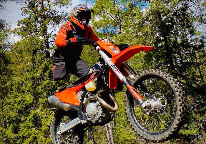 sosok Joacim Boive, bikers motor enduro KTM 450 EXC-F satu kaki.