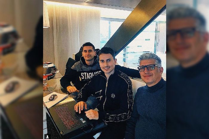 Jorge Lorenzo sedang mendesain sarung tangan dan sepatu balapnya