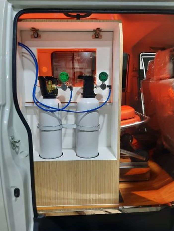 Berbagai peralatan medis di dalam kabin Suzuki APV ambulance