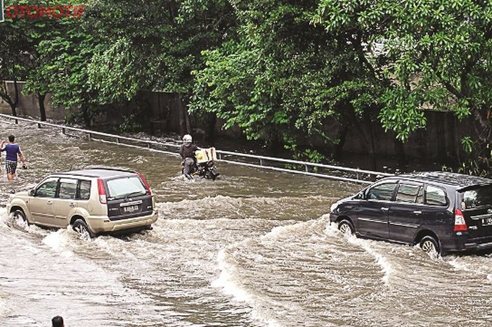 Bahaya Ban Mobil Terpeleset Karena Hujan, Cek Kondisi Sebelum Terjadi
