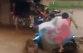 Video Yamaha Mio Hampir Hanyut Diterjang Arus Banjir Bandang