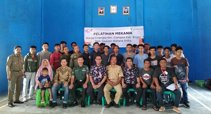 Para warga desa Cinangka, Bogor yang menjadi peserta pelatihan mekanik.
