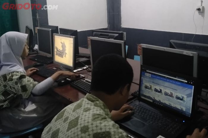 Siswa SMK mencoba bikin desain digital All New NMAX 155