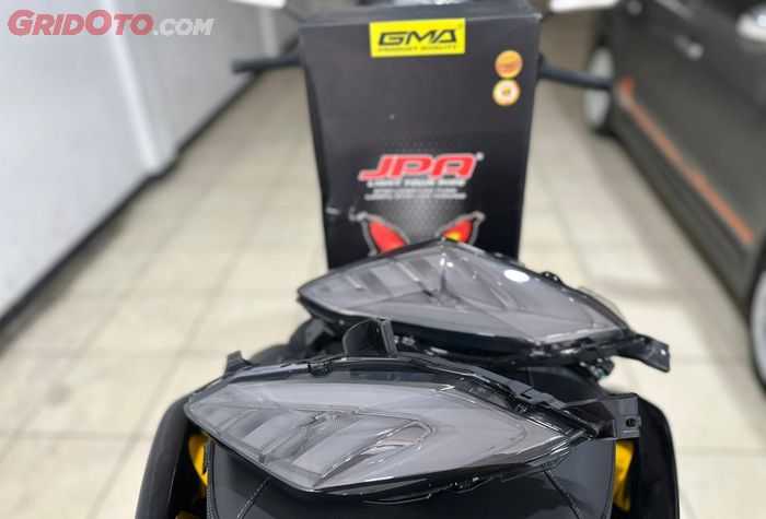 GMA Indonesia turut melengkapi stoplamp JPA Genesis untuk Yamaha XMAX ini dengan garansi resmi selama 6 bulan 