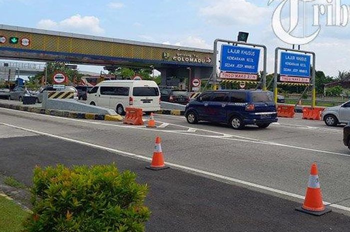 Kondisi lalu lintas di GT Colomadu, Tol Semarang-Solo yang akan ditutup permanen. 