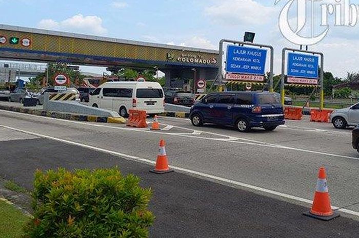 Kondisi lalu lintas di GT Colomadu, Tol Semarang-Solo yang akan ditutup permanen. 