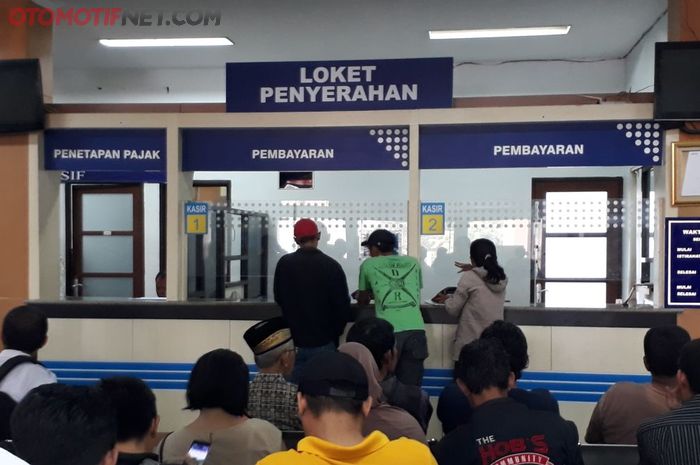 Suasana loket pembayaran pajak di Samsat Cinere, Depok, Jawa Barat