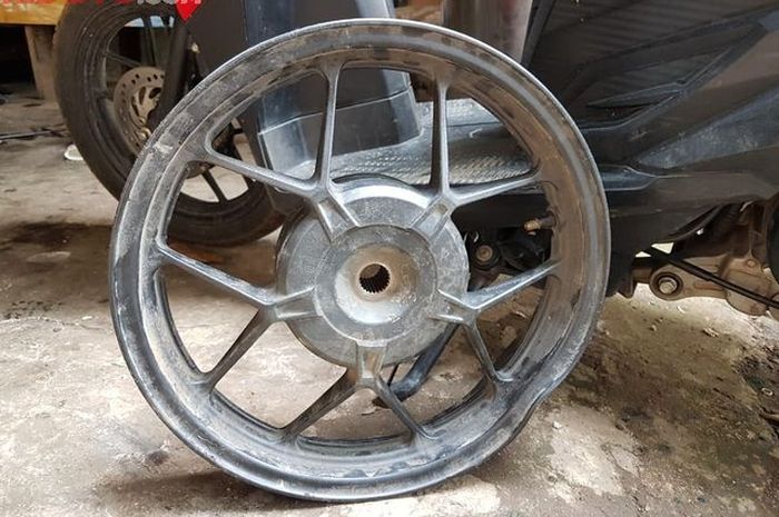 Ilustrasi pelek motor sepeleng
