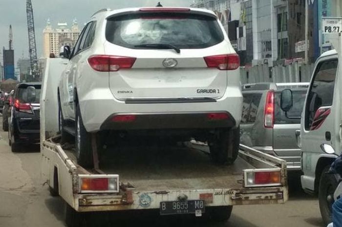 SUV Esemka Garuda 1 sedang diangkut oleh sebuah towing car