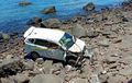 Toyota Calya Remuk di Tepi Pantai, Bodi Porak-poranda Terhimpit Batu, Penyebab Misterius