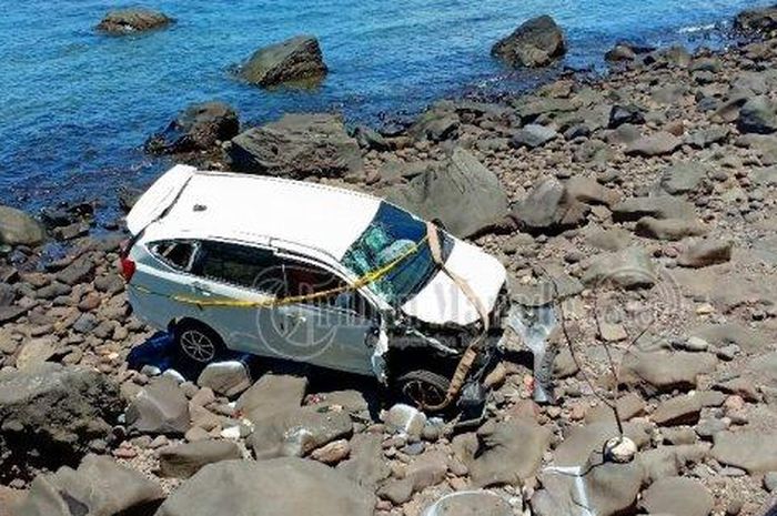 Toyota Calya terlempar hingga nyangkut di pantai berbatu di Pantai Malalayang, Manado, Sulut