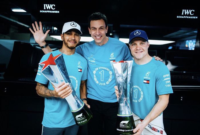 Valtteri Bottas (kanan) memberi andil besar kepada Lewis Hamilton dan tim Mercedes untuk jadi juara dunia 2018