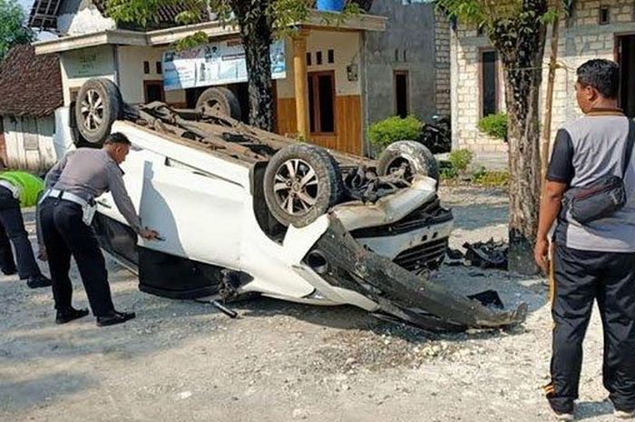 Kondisi Daihatsu Xenia nopol H 9071 HQ terbalik usai tabrak anggota Polsek Parengan hingga tewas di lokasi