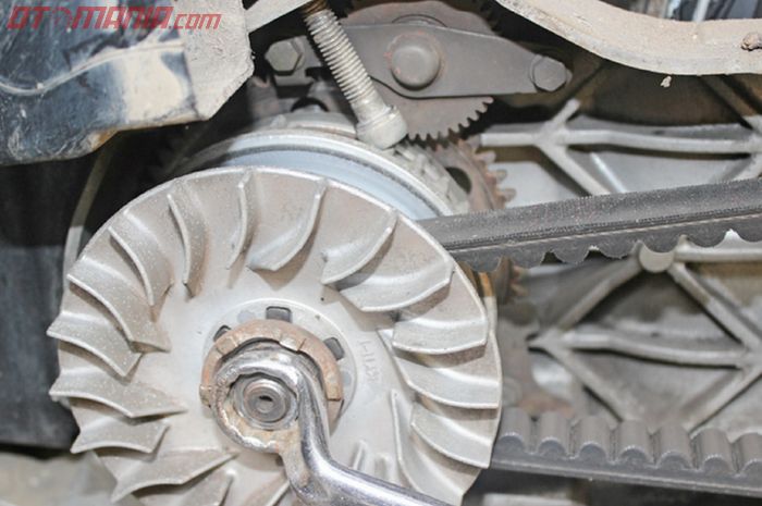 Ilustrasi membongkar dan pasang CVT motor matic.