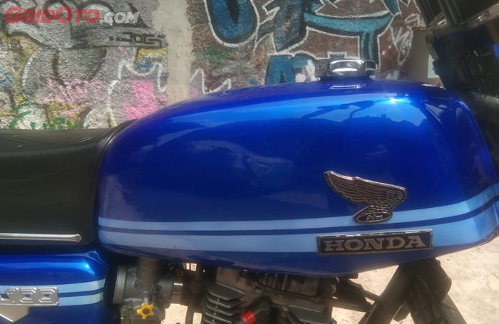 Bodi Honda CB 100 repaint biru mengkilat plus custom livery
