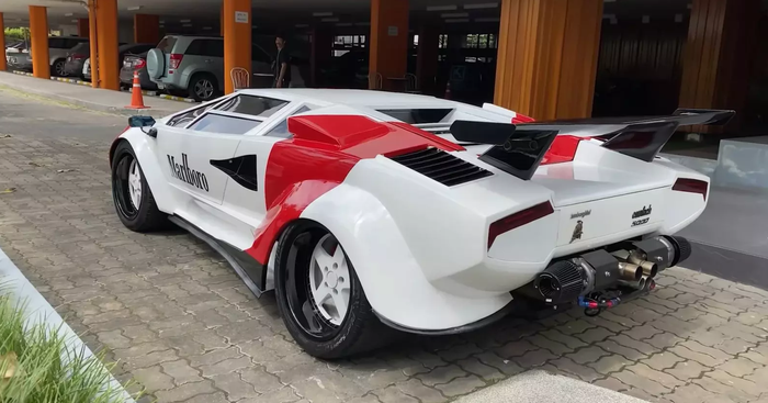 Tampilan belakang Lamborghini Countach gado-gado berbasis mobil Hyundai