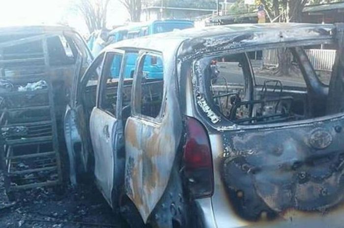 Toyota Kijang Innova dan Avanza ludes terbakar 
