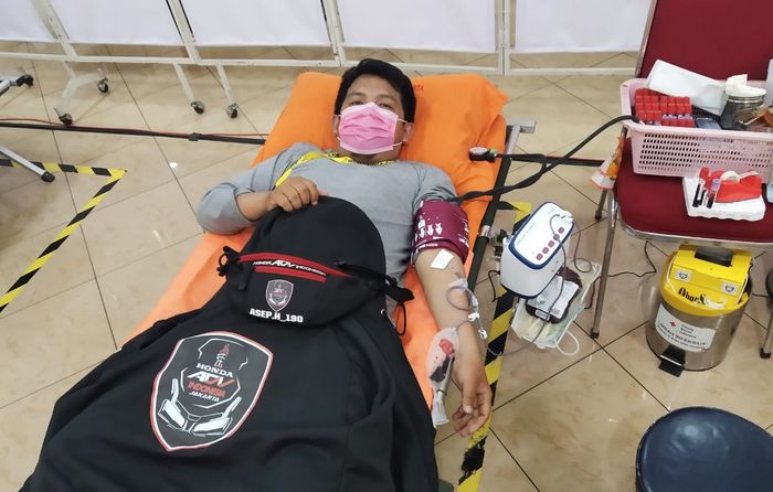Anggota Honda ADV Indonesia Chapter Jakarta melakukan aksi donor darah