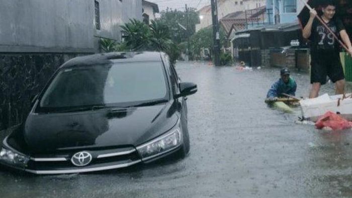 Kijang Innova terendam banjir