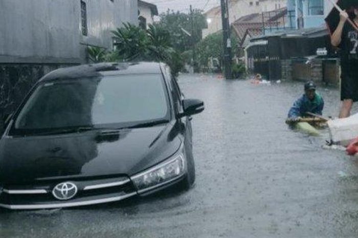 Kijang Innova terendam banjir