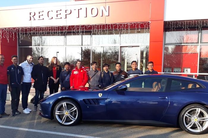 Tim mahasiswa pemenang Shell Eco Marathon berfoto di depan markas Ferrari
