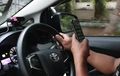 Sanksi dan Denda Mengemudi Sambil Main Ponsel Tak Main-main, Simak