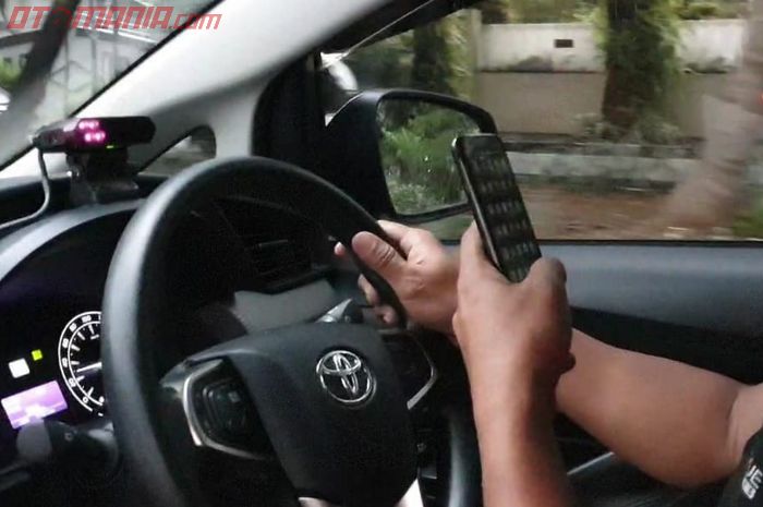 Denda dan sanksi mengemudi sambil main hp