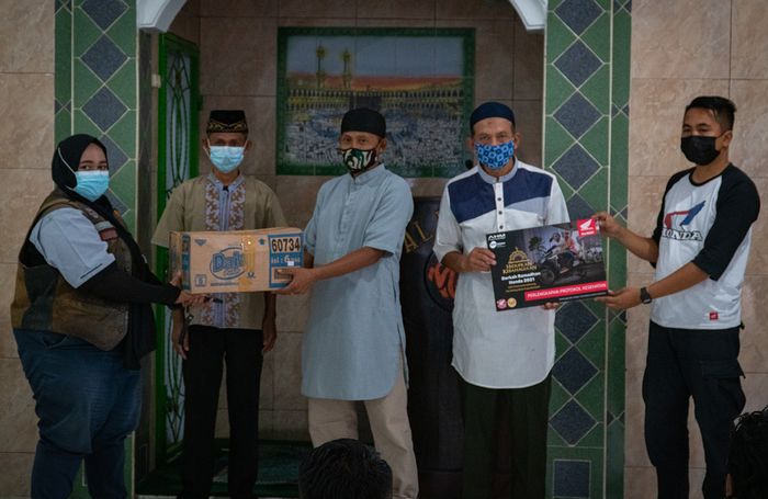 Sesi foto bersama dengan pengurus Masjid Al-Falah Kab. Bandung Barat dengan tetap menerapkan protokol kesehatan.  