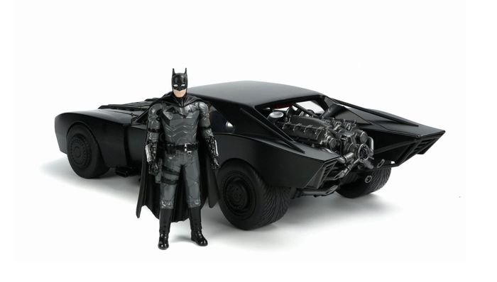 Mainan ini termasuk juga sosok Batman yang dibuat dengan skala sama dengan mobilnya yakni 1:8