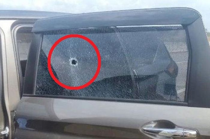 Kaca mobil milik Donny Stanza yang pecah gara-gara diketapel orang tak dikenal di tol Pematang Panggang-Kayu Agung