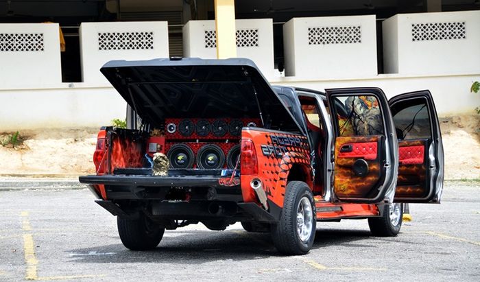 Bak belakang Isuzu D-Max sudah terpasang full audio custom