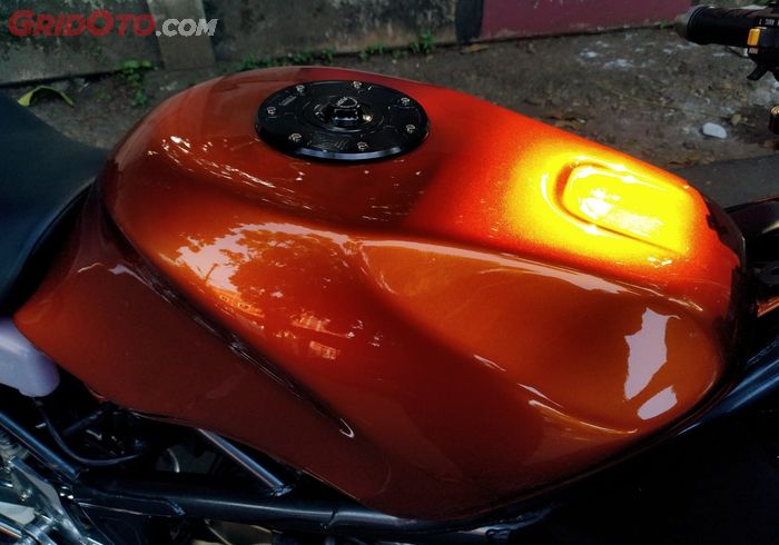 Bodi Kawasaki Ninja RR repaint jingga Toyota Sienta atau Yaris