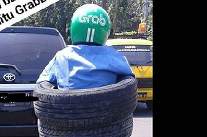 Driver ojol angkut ban berukuran besar