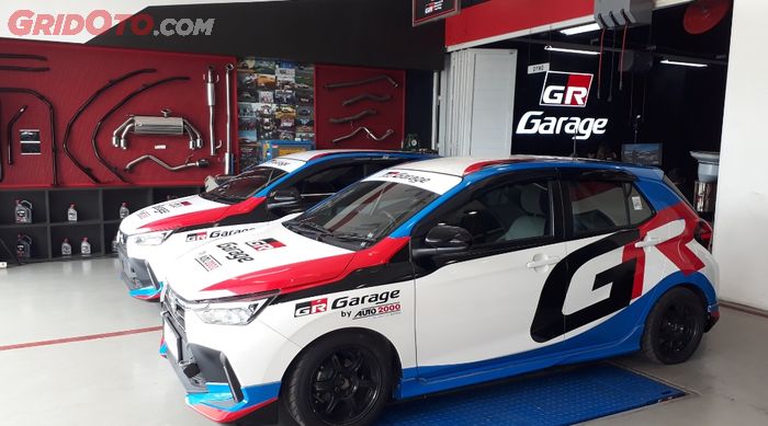 Display mobil balap di GR Garage