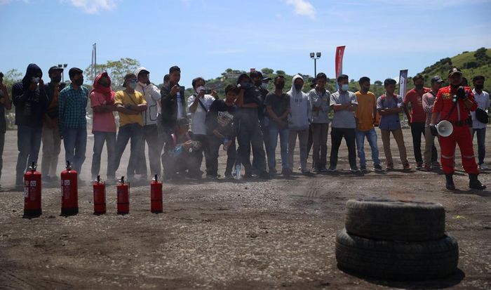 Marshal MotoGP Mandalika diberi pelatihan pemadaman api di sirkuit.