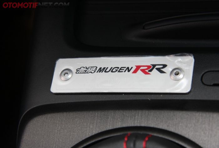 Terdapat emblem Mugen RR di Honda Civic ini