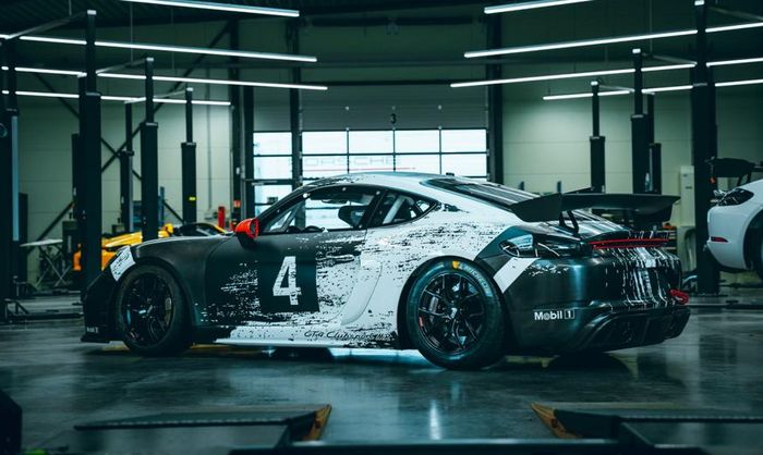 Porsche 718 Cayman GT4 dengan livery atraktif
