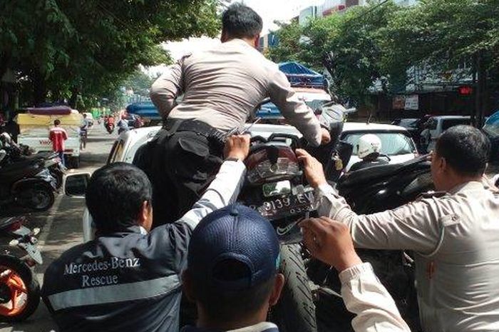 Barang bukti dua motor aksi adu jotos dua pemotor di jalan kota Malang