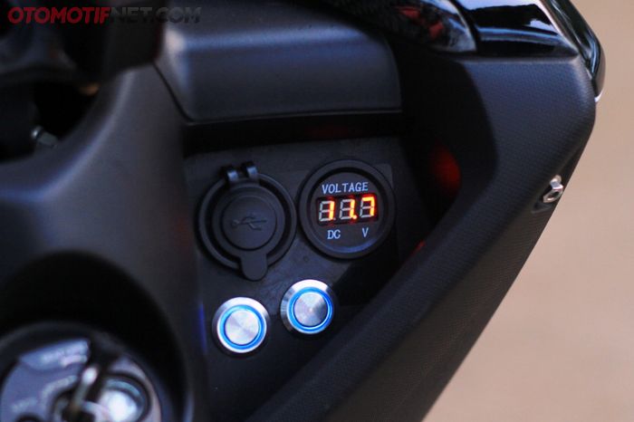 Ada voltmeter dan USB charger perangkat wajib turing pakai Yamaha NMAX