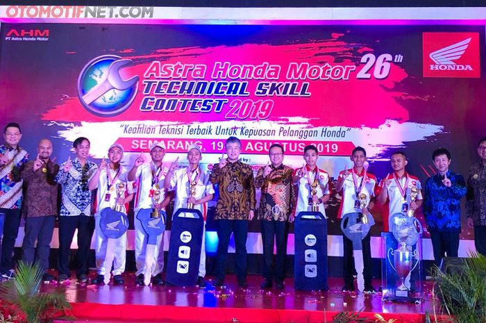 Ketiga pemenang dari masing-masing kategori berfoto dengan jajaran PT. Astra Honda Motor 