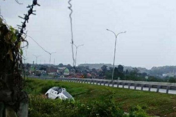 Toyota Kijang Innova yang loncati pembatas tol Batang-Semarang saat melaju 80 km/jam