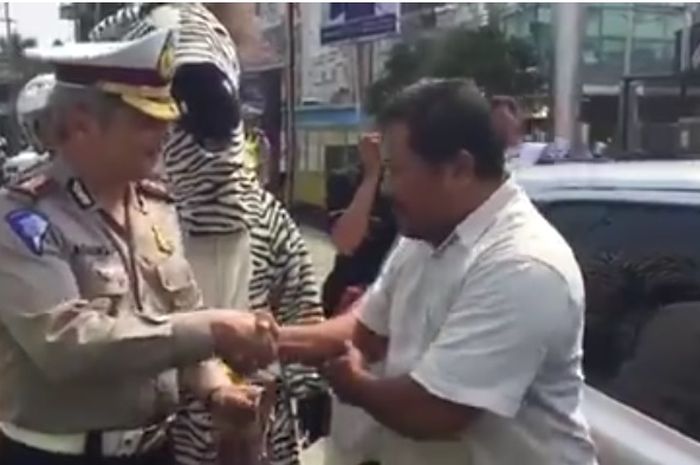 Jawab kuis polisi, pengemudi dapat bingkisan hadiah