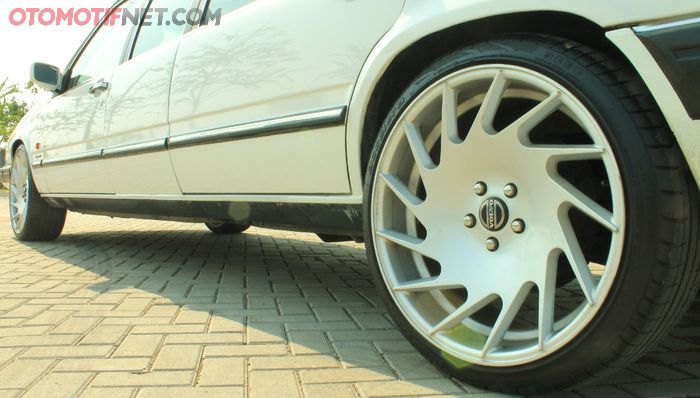 Pelek Volvo 960 Limousine pun diganti dengan Vossen ukuran 20 inci dengan ban Accelera