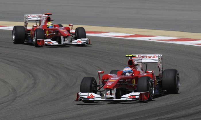 Fernando Alonso di tahun pertamanya bersama tim F1 Ferrari, dengan rekan setimnya Felipe Massa