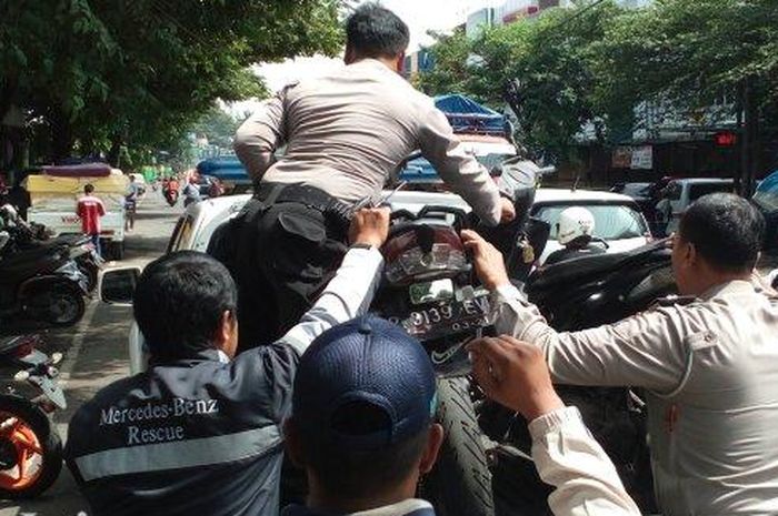 Barang bukti dua motor aksi adu jotos dua pemotor di jalan kota Malang