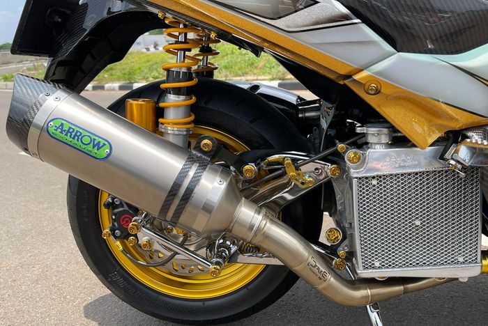 Yamaha NMAX pasang knalpot Arrow dan pasang radiator AAI plus baut-baut probolt gold