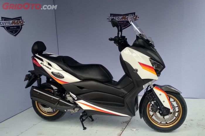 Yamaha XMAX dengan modifikasi racing look 