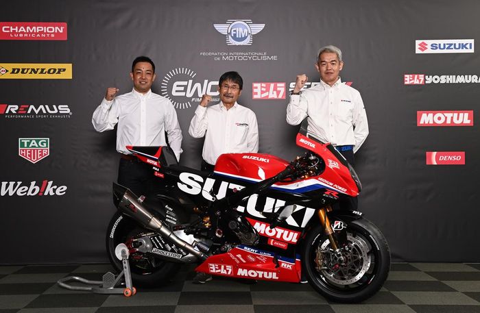 Dari kiri ke kanan: Team Director Yohei Kato, Yoshimura Japan President Fujio Yoshimura dan Suzuki Racing Director Shinichi Sahara saat memperkenalkan livery motor Suzuki GSX-R1000R untuk EWC 2021 