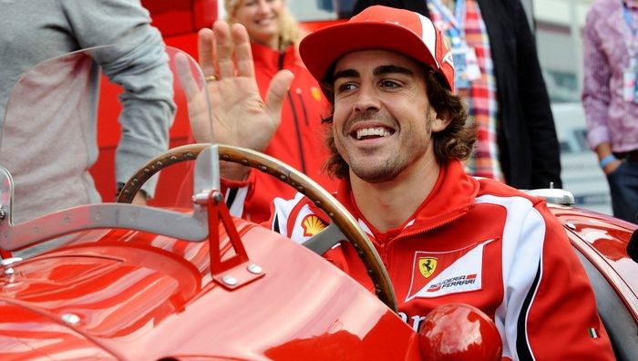 Juaa dunia F1 dua kali Fernando Alonso duduk di kokpit mobil Ferrari 375 F1 pada GP F1 Inggris 2011
