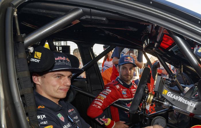 Max Verstappen ketika mencoba duduk di kabin mobil balap Supercar